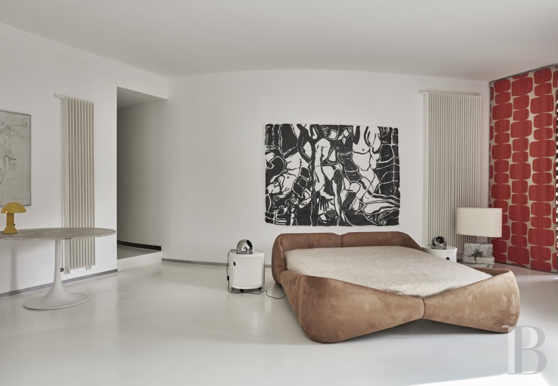 An architect-designed villa built in the 1970s near Arles, in Bouches-du-Rhône - photo  n°17